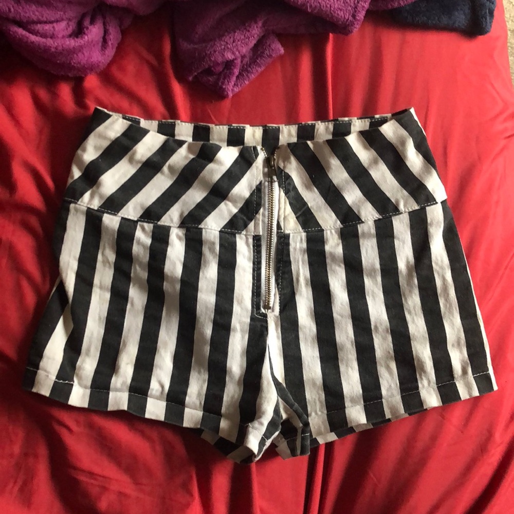Highwaisted, zip up shorts